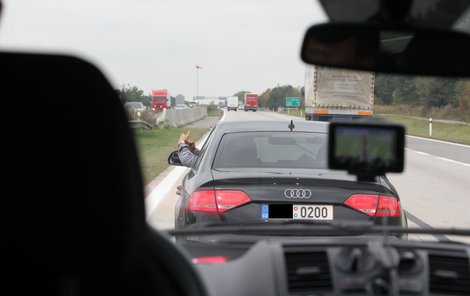 Pirát v černé audi.