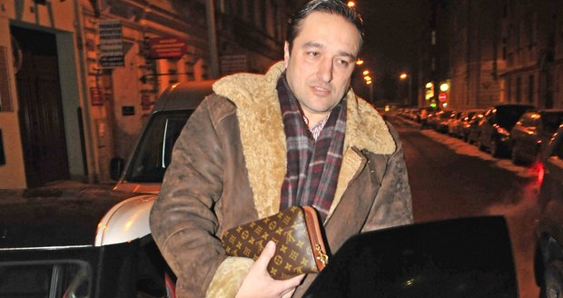 Co si může frajer z vesnice, který chce dobýt svět, přát víc  než značkové fáro a snobskou taštičku s monogramem Louis  Vuitton? Pak už jen stačí sešlápnout plyn a užít si to  nadoraz...