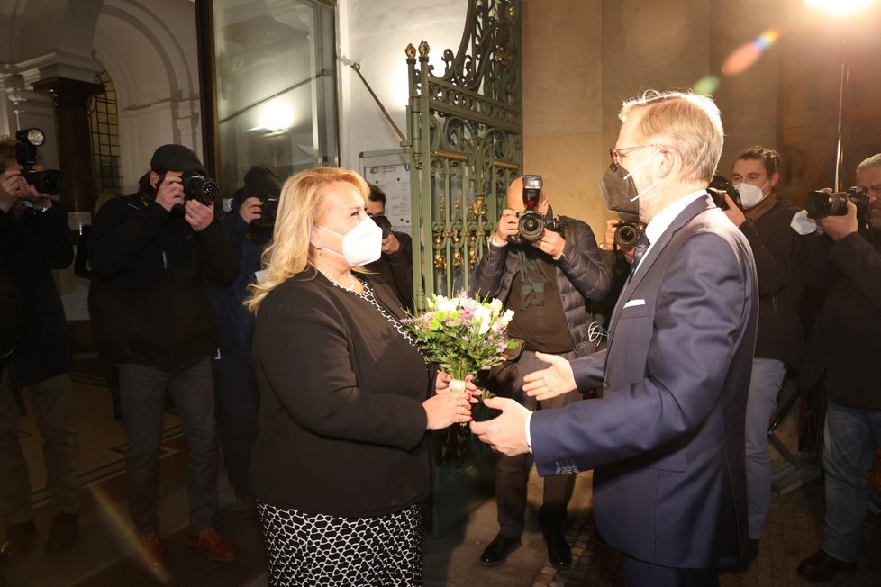 Uvádění ministrů do úřadu: Klára Dostálová (ANO) předává úřad Ivanovi Bartošovi (Piráti) (17.12.2021).