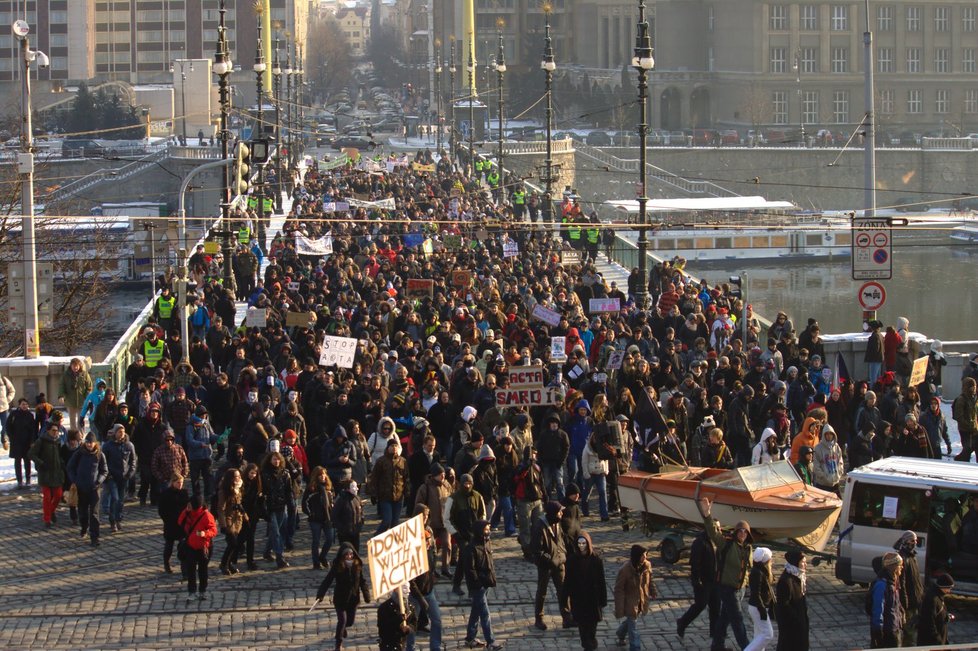 Demonstraci za svobodný internet pořádají Piráti na pražském Klárově.