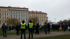 Zhruba desítka policistů přihlížela demonstraci Pirátů za svobodný internet, 20.2.2016.