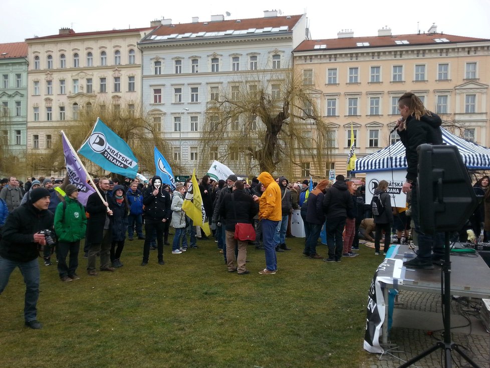 Svobodu internetu bez omezení přišly v Praze podpořit asi dvě stovky lidí.