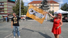 Piráti uspořádali v Praze happening proti šanci vydavatelů bojovat s internetovými giganty. (26.8.2018)