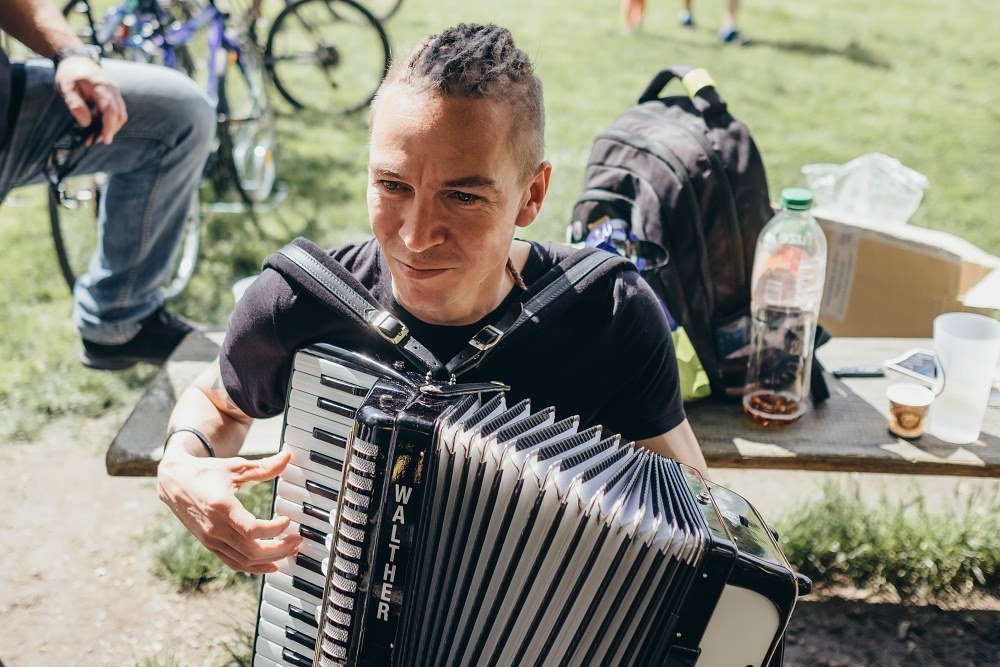 Ivan Bartoš (Piráti) s harmonikou