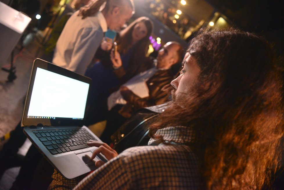 Volební štáb Pirátské strany. Poslanec Mikuláš Ferjenčík sleduje pečlivě výsledky voleb na svém laptopu