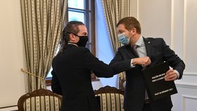 Předseda Pirátů Ivan Bartoš (vlevo) a předseda hnutí STAN Vít Rakušan podepsali 21. ledna 2021 v Praze koaliční smlouvu o společné kandidatuře do Poslanecké sněmovny.