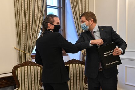 Předseda Pirátů Ivan Bartoš (vlevo) a předseda hnutí STAN Vít Rakušan podepsali 21. ledna 2021 v Praze koaliční smlouvu o společné kandidatuře do Poslanecké sněmovny.