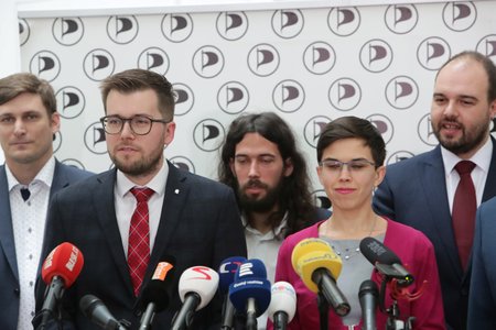 Piráti v čele s Jakubem Michálkem na tiskové konferenci ve Sněmovně (5. 11. 2019)