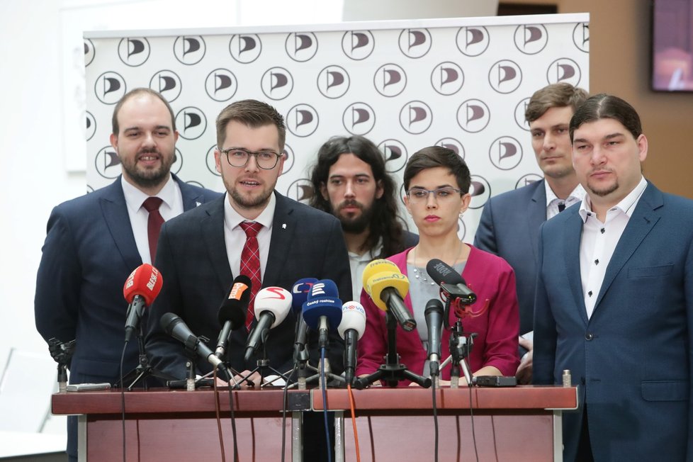 (zleva) Lukáš Bartoň, Jakub Michálek, Mikuláš Ferjenčík, Olga Richterová na tiskové konferenci ve Sněmovně (5.11.2019)