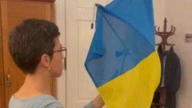 Klub Pirátů vyvěsí ukrajinskou vlajku z okna Sněmovny (6.11.2025).