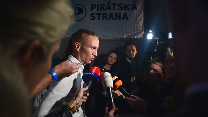 Předseda Pirátské strany Ivan Bartoš v obležení novinářů.
