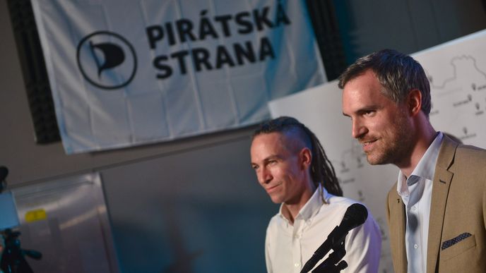 Volební štáb Pirátské strany. Ivan Bartoš a Zdeněk Hřib na tiskové konferenci.
