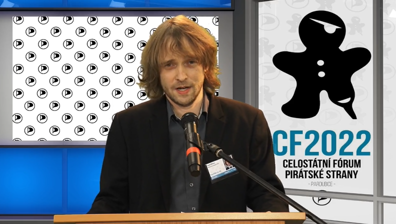 Kandidát na předsedu Pirátů David Witosz během svého projevu na celostátním sněmu strany (8.1.2022)