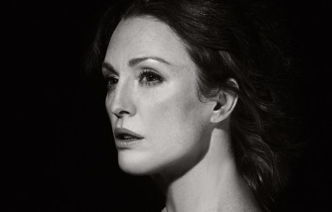 Božská Julianne Moore se svlékla pro kalendář Pirelli