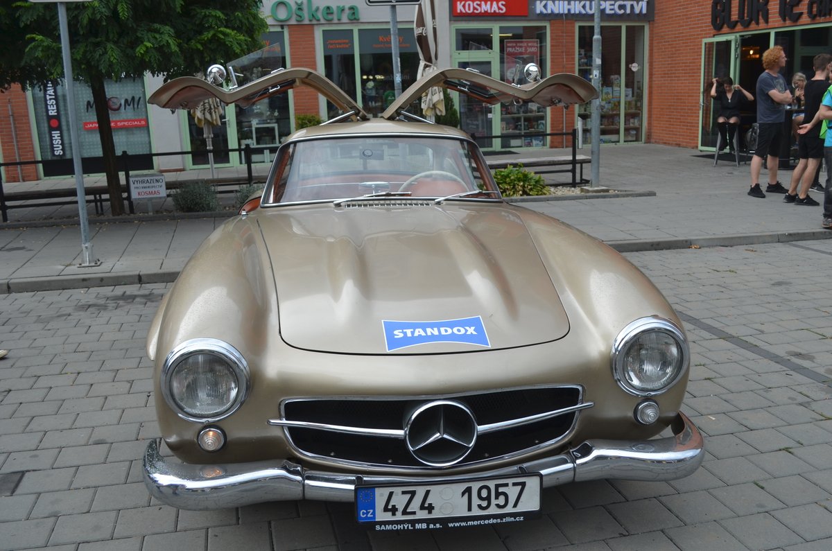 Mercedes Gullwing 300 SL z roku 1957 Ladislava Samohýla, třílitr, šestiválec, na závodním podvozku. Dveře připomínají křídla racka. Na poslední burze se jeho cena vyšplhala na více než milion eur (25 000 000 Kč).