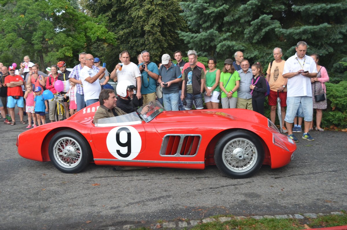 Tohoto elegána si někteří pletli s ferrari. Vyrobili ho však Češi ve Škodovce. „Jde o Š 1100 OHC z roku 1957. Vyrobeny byly jen dva kusy a je ve Škoda muzeu. Cena je řádech milionů,“ přiblížil restaurátor muzea Michal Velebný.