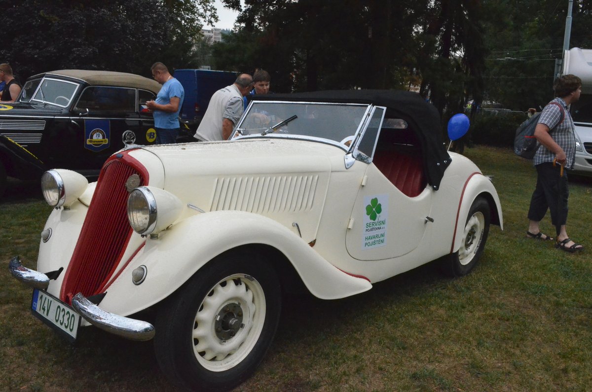 Na okruhu zazářila i Škoda Popular roadster s červenou maskou z roku 1935, která si zahrála v seriálu Četnické humoresky. Jezdila v ní herečka Tatiana Vilhelmová coby novinářka.