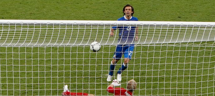 Andrea Pirlo s naprostým přehledem proměnil klíčovou penaltu proti Anglii.