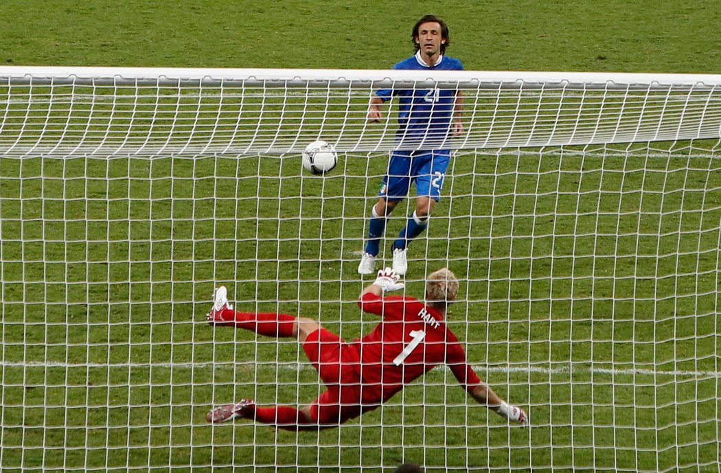 24. Viděl jsem gólmana, jak dělá v brance takové zvláštní pohyby, tak jsem si počkal a kopnul jsem to takhle. ANDREA PIRLO, italský tahoun, vysvětluje, proč se ve čtvrtfinále s Anglií rozhodl pro slavnou penaltu Antonína Panenky