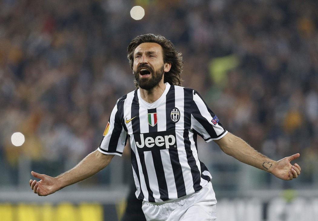 Andrea Pirlo, 34 let (Juventus). Poslední půlrok se každý týden objevovaly v italském tisku zprávy, že Andrea Pirlo co nevidět prodlouží smlouvu do léta 2017. Jenže už je květen a zkušený italský záložník stále nic nepodepsal. Zvažuje snad přestup do PSG, o kterém se spekulovalo? &#34;Už jsem příliš starý, můžou si vybírat mezi mladšími hráči. V Juventusu jsem spokojený, snad tu zůstanu ještě několik let,&#34; řekl Pirlo. K definitivnímu uklidnění fanoušků však musí podepsat nový kontrakt.