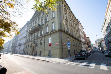 Dva byty v Praze na Janáčkově nábřeží vlastní manželé Písaříkovi již od roku 2016.