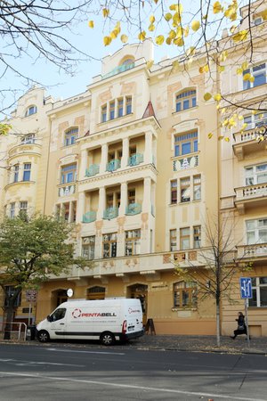 Byt v šestém patře domu na Vinohradech o velikosti 118,6 m2 koupili Písaříkovi ještě před jeho dokončením za 21 980 000 Kč.