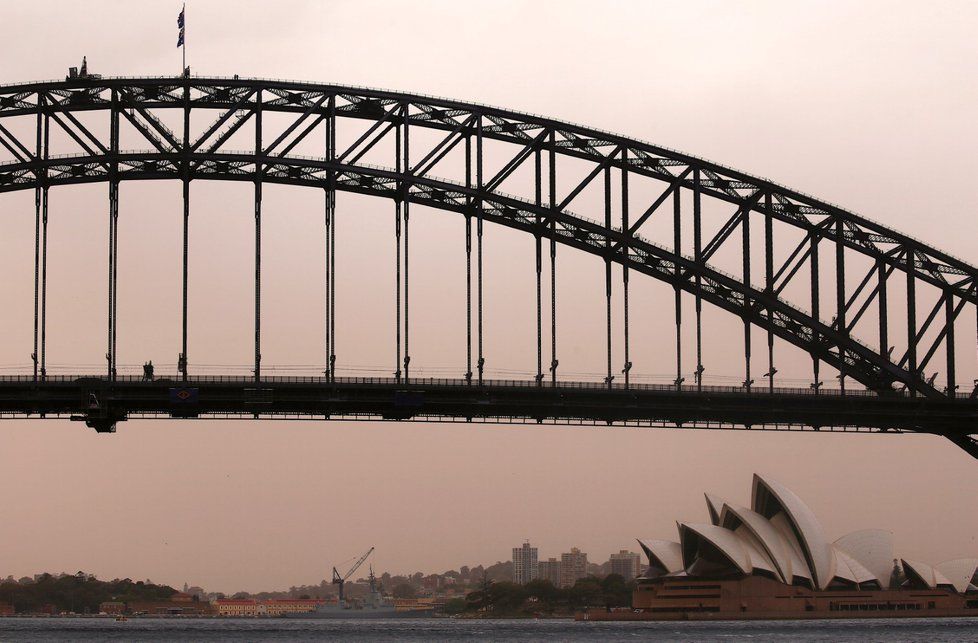 Jihovýchod Austrálie ve čtvrtek 22. 11. zasáhla mohutná písečná bouře. Ve městě Sydney špatná viditelnost způsobila zpoždění řady letů.