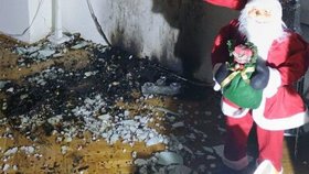 Požár adventního věnce zranil dítě i dva dospělé.