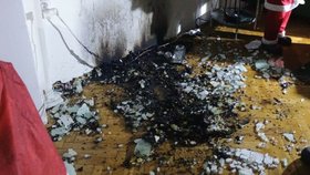 Požár adventního věnce zranil dítě i dva dospělé.