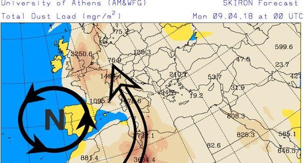 Meteorologická mapa ukazující proudění písečných mas po bouři na Sahaře do Evropy.