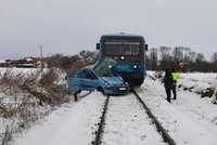 Vlak ve Smetanově Lhotě smetl automobil: Řidič vozu neměl šanci přežít