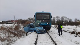 Vlak ve Smetanově Lhotě smetl automobil: Řidič vozu neměl šanci přežít.