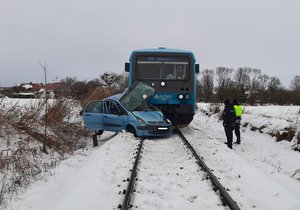 Vlak ve Smetanově Lhotě smetl automobil: Řidič vozu neměl šanci přežít.