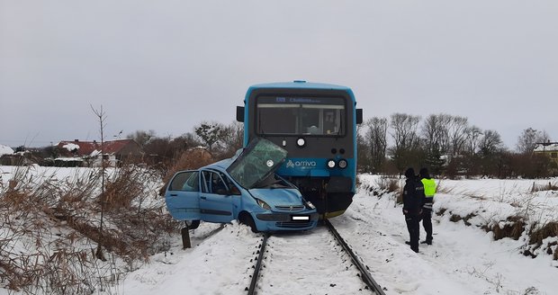 Vlak ve Smetanově Lhotě smetl automobil: Řidič vozu neměl šanci přežít.