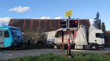 V Písku se srazil vlak s kamionem: Dva lidi odvezla záchranná služba