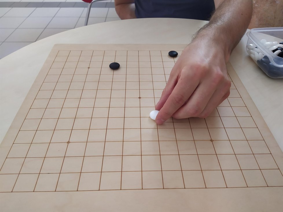Profesionální piškvorky se hrají na dřevěných deskách o rozměru 15x15 polí s černými a bílými kameny.