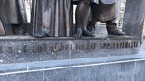 Zloděj drancuje památník v Plzni: Krade bronzová písmena, dají tam pryskyřicová