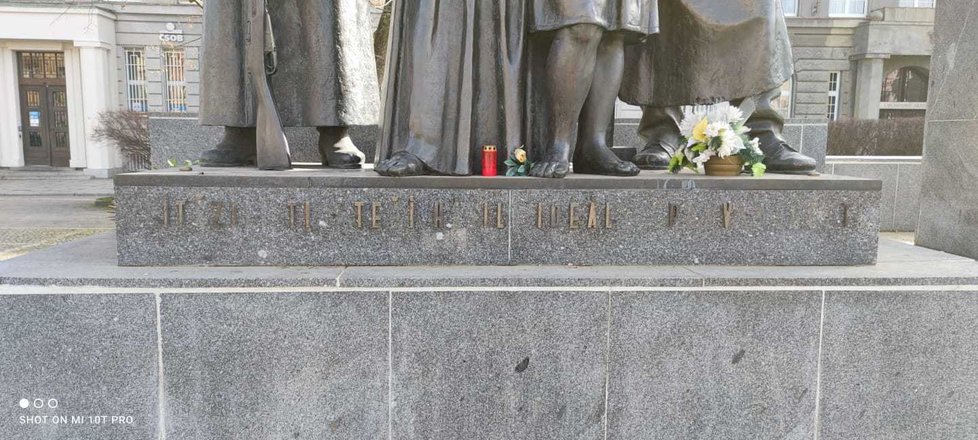 Z památníku v Plzni mizela bronzová písmena, nahradí je pryskyřicové odlitky.