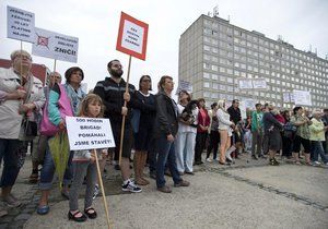 Přibližně 400 lidí vyjádřilo v Písnici nesouhlas s prodejem bytů, který plánuje ČEZ.