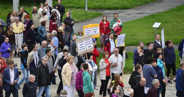 Přibližně 400 lidí vyjádřilo v Písnici nesouhlas s prodejem bytů, který plánuje ČEZ.