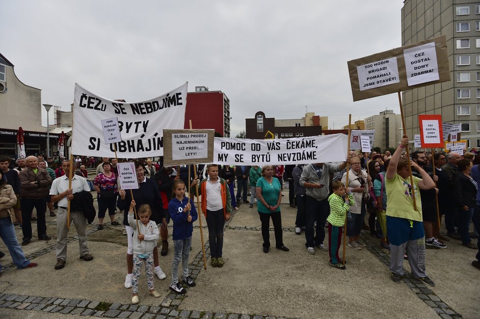 Přibližně 400 lidí vyjádřilo v Písnici nesouhlas s prodejem bytů, který plánuje ČEZ.