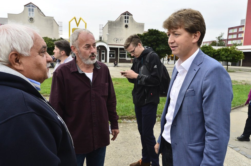 Přibližně 400 lidí vyjádřilo v Písnici nesouhlas s prodejem bytů, který plánuje ČEZ.