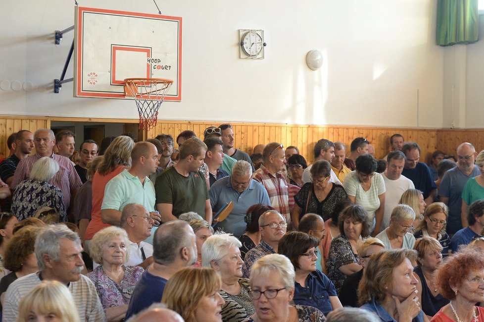 Nájemníci z Písnice se sešli, aby řešili svoji nečekanou bytovou situaci.