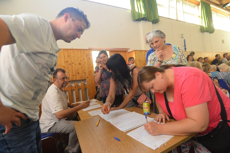 Nájemníci z Písnice se sešli, aby řešili svoji nečekanou bytovou situaci.