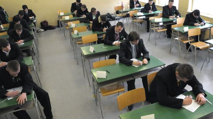 Maturanti počas písomných testov zo slovenčiny.