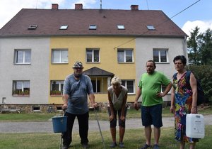 Jarek Obročník, Helena Pinková, Tomáš Vaško a Dana Vašková (zleva) z píšťské části Hůrky jsou naštvaní na nájemce, insolvenčního správce i obec.