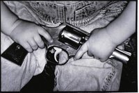 Děvčátko (†3) si hrálo s pistolí a zastřelilo se