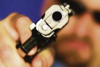 Policie zastřelila pistolníka v činžáku