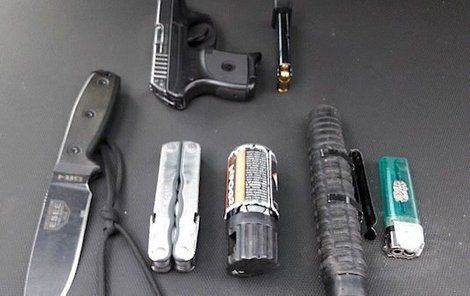 Strážníci u útočníka našli pistoli, obušek i dva nože.