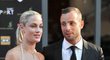 Oscar Pistorius s partnerkou Reevy, kterou zastřelil čtyřmi ranami skrz dveře koupelny. Nyní se ve vězení stará o zahradu